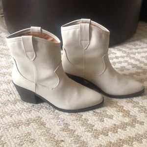 NWOT Ivory Cowboy Western Style Booties